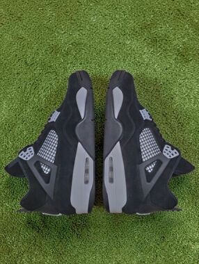DS Air Jordan 4 Retro 'White Thunder' - Size 11 - FQ8138-001 - Black/White